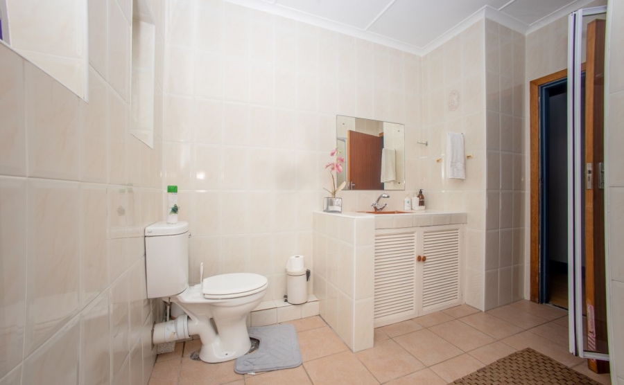 To Let 5 Bedroom Property for Rent in Beacon Bay Eastern Cape